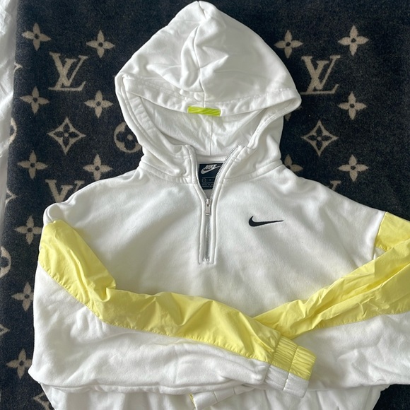 EUC ladies Nike cropped hoodie - Picture 1 of 4